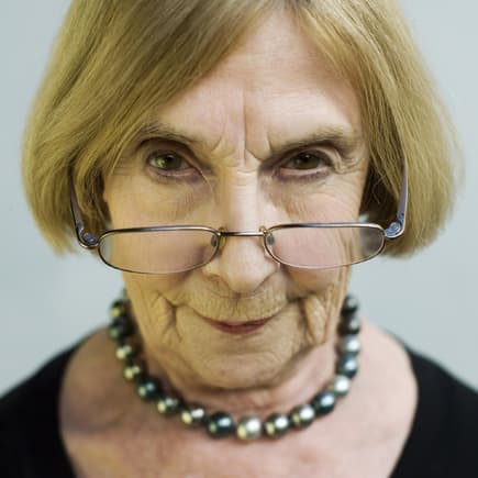 Oma mit Brille schaut streng.