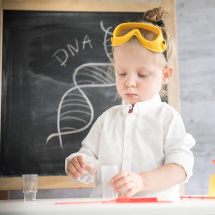 Kleines Mädchen experimentiert im Kinder-Chemie-Labor