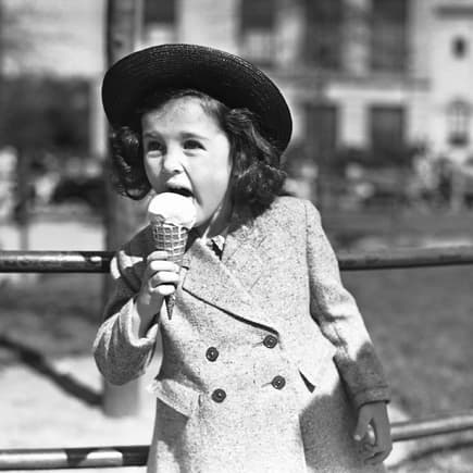 Ein Mädchen leckt an einem Eis