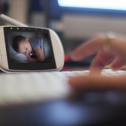 Schlafendes Baby in der Babycam