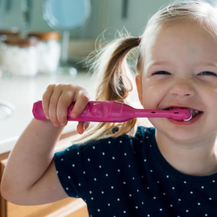 Mädchen mit elektrischer Kinderzahnbürste