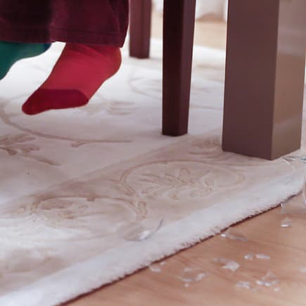 Kinderfüße neben Scherben