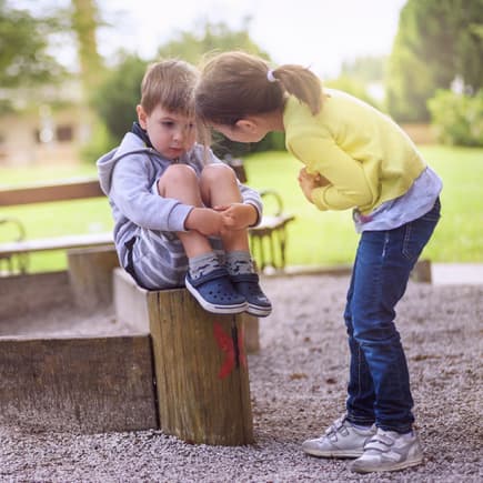 Mädchen tröstet Jungen.