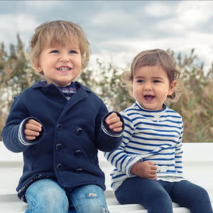Zwei Kinder freuen sich.