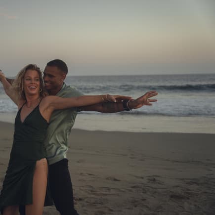 Das Paar Kevin Nije und Emely Hüffer aus "Too Hot To handle Germany" glücklich am Strand