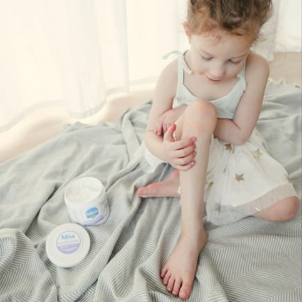 Mama Ulrike und Tochter sind von der neuen Creme von Mixa begeistert