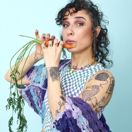 Sukini oder Sookee macht Musik mit einer Möhre.