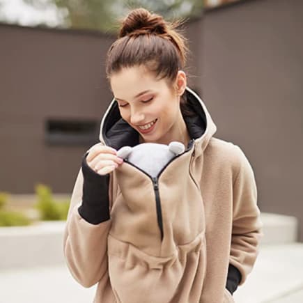 Mama trägt ihr Baby in Tragejacke von Be Mama