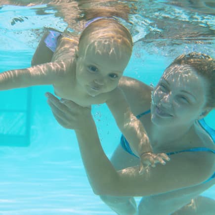 Baby beim Tauchen im Babyschwimmkurs