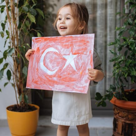 Mädchen mit gemalter türkischer Flagge. 