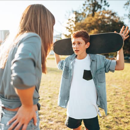 Skaterboy und seine Mutter streiten sich