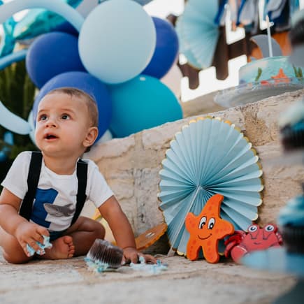 Kleiner Junge feiert seinen ersten Geburtstag