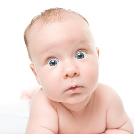 Baby macht große Augen.