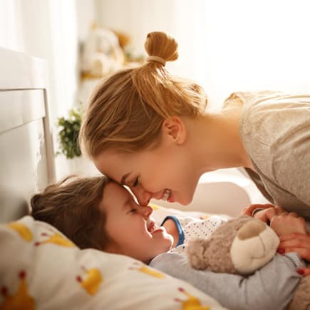 Mutter kuschelt mit Tochter