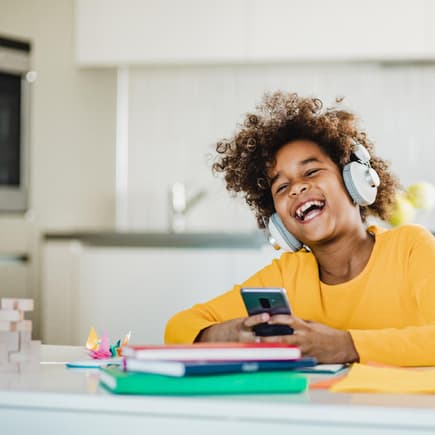 Mädchen hat Spaß beim Musikhören mit Kopfhörern
