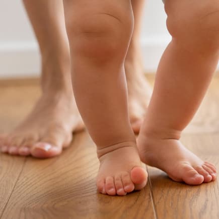 Babys richtige Fußstellung ist beim Laufenlernen wichtig