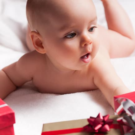 Baby freut sich sichtlich über Geschenke