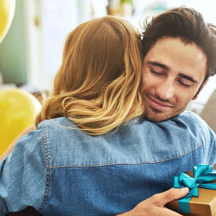 Papa freut sich über Geschenk zur Geburt