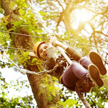 Kind im Kletterwald