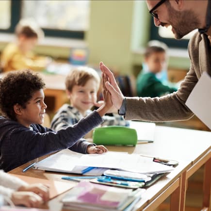 Lehrer schlägt mit einem Schüler ein