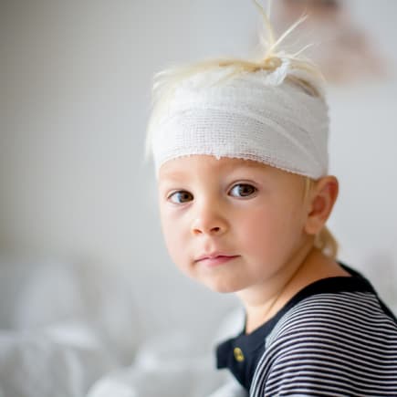 Kleiner Junge mit Kopfverband