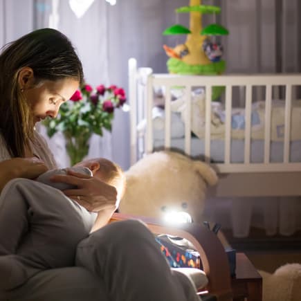 Mama mit Baby nutzt Stilllicht