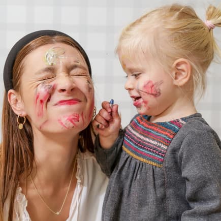 Mama und Tochter spielen mit Gesichtsfarbe.