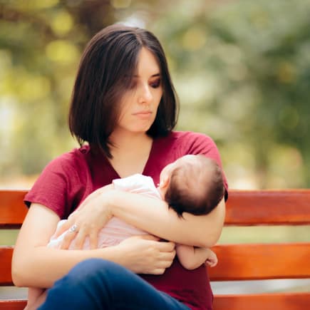 Mutter hält ihr Baby im Arm.