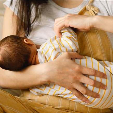 Mutter stillt ihr Baby. 