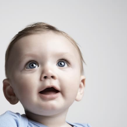 Babyjunge guckt nach oben.
