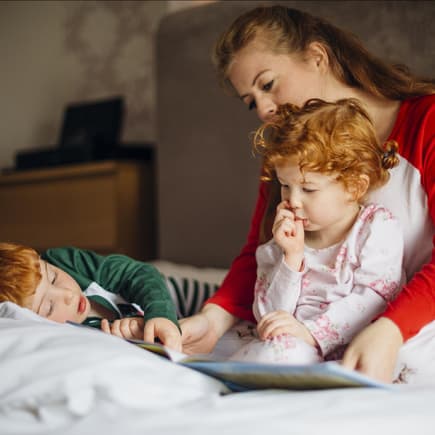 Mutter liest Kinderbücher vor