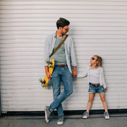 Cooler Papa mit Kind.
