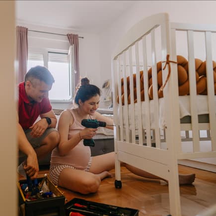 Schwangere bereitet Babybett vor