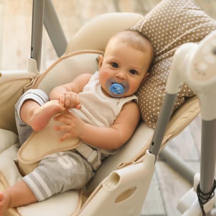 Baby liegt in Babyschaukel