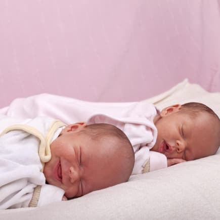 Baby-Zwillinge schlafen gemeinsam
