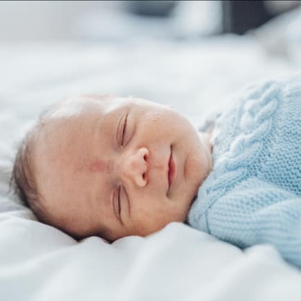 Babyjunge schläft
