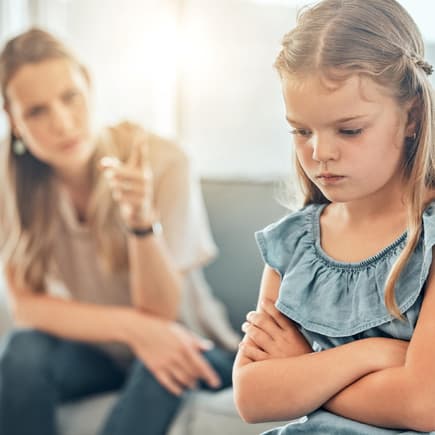 Mutter schimpft mit Tochter