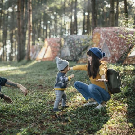 Baby lernt laufen – Mama und Papa freuen sich riesig