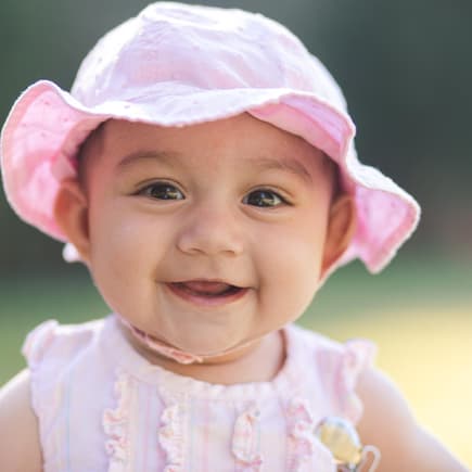 Babymädchen mit rosa Mütze
