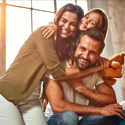 Glückliche dreiköpfige Familie