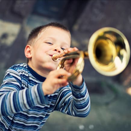 Junge mit Blasinstrument