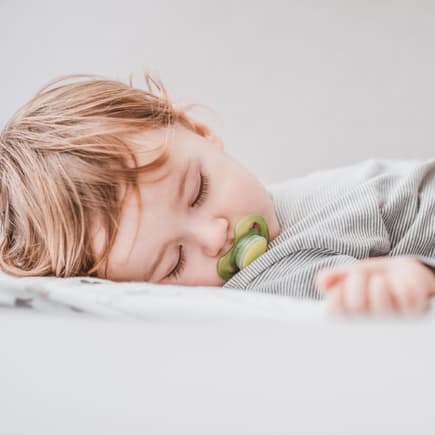 Kleiner Baby-Junge ist endlich mit Einschlafhilfe eingeschlafen