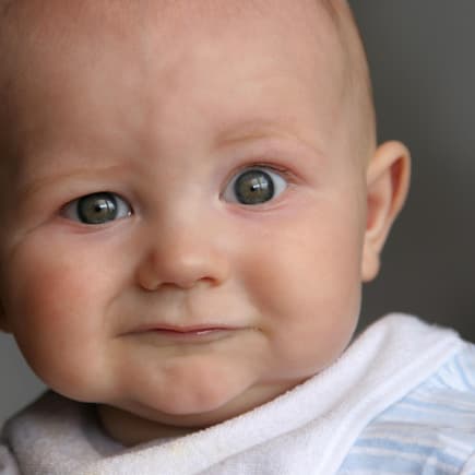 Süßes Baby ist sich unsicher: Zweitname – ja oder nein?