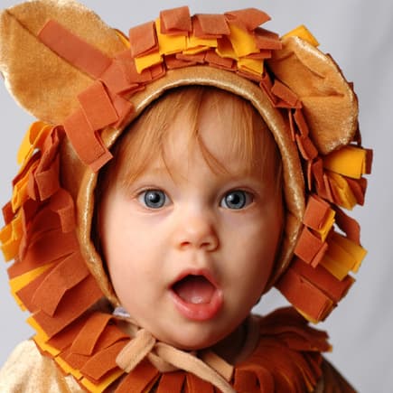 Ein Baby ist als Löwe (Sternzeichen) verkleidet – was ist wohl sein Name? 