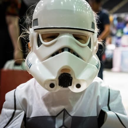 Mädchen mit Star-Wars-Maske