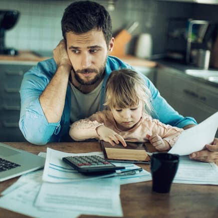 Mama mit Tochter checkt Familien-Finanzplan