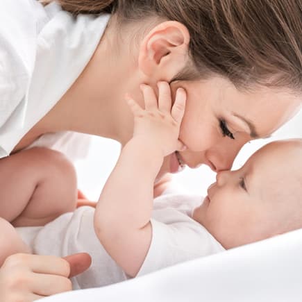 Mama und Baby sind glücklich.