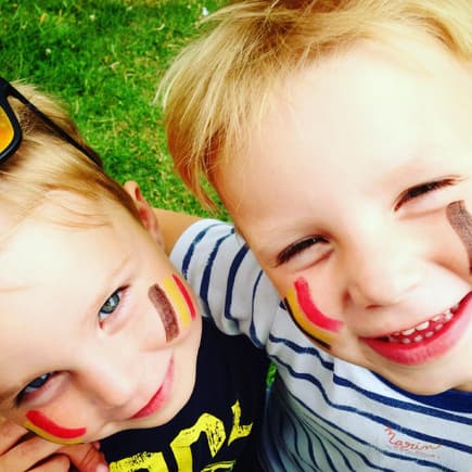Zwei belgische Kinder mit aufgemalter Flagge auf den Wangen