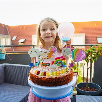 Mädchen freut sich über pompöse Einschulungstorte