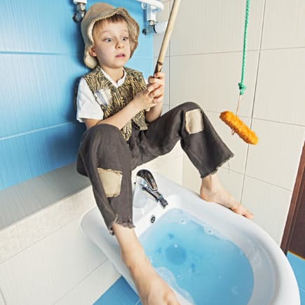 Junge angelt Fischstäbchen